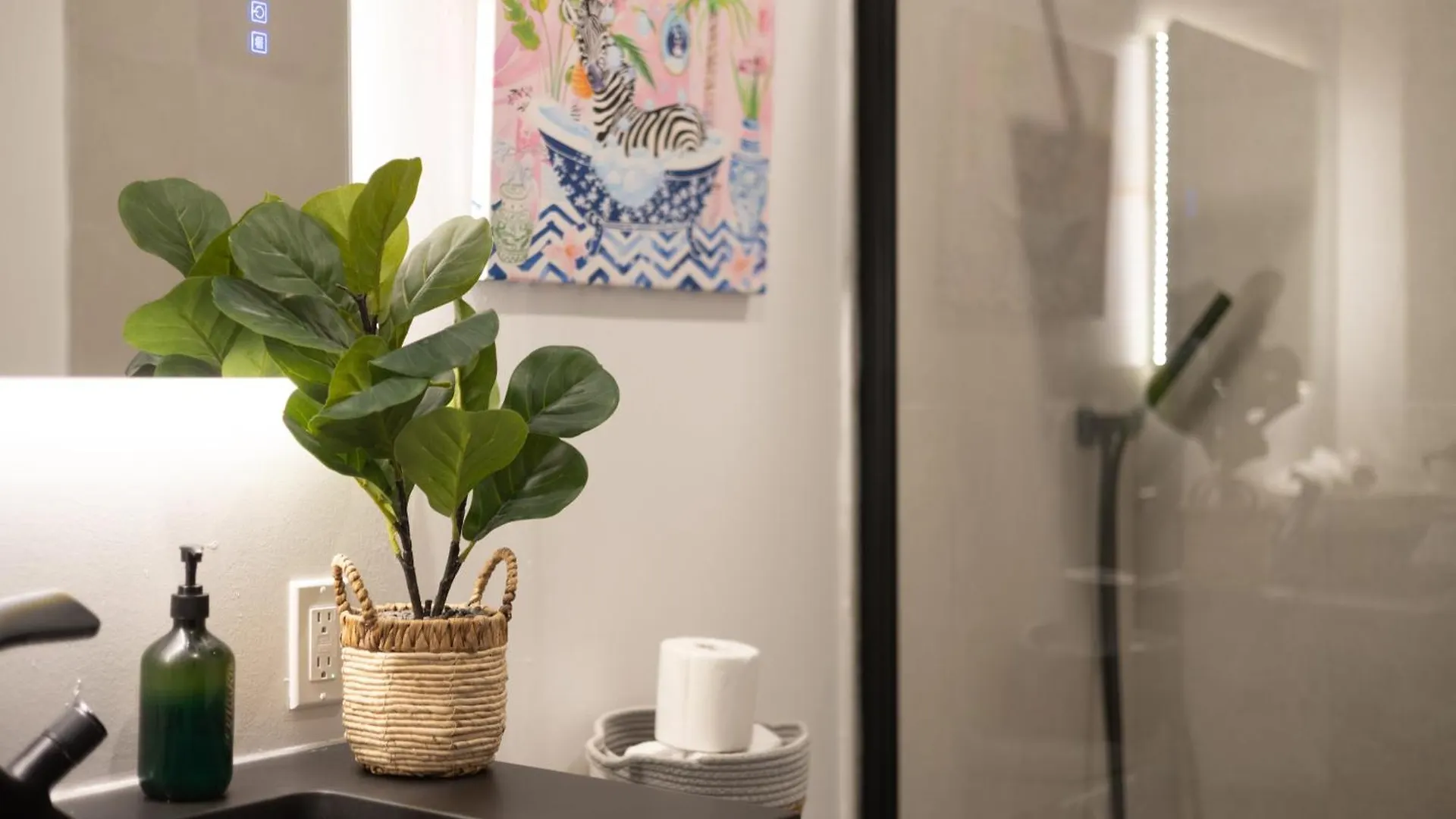 Prime Location Charming 4Br In Downtown Mtl Apartment Montreal